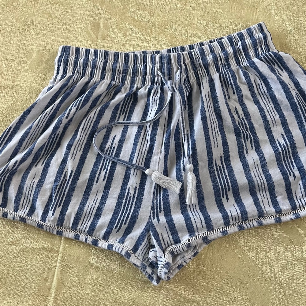 H&M Small Blue and White Striped Shorts 🎉